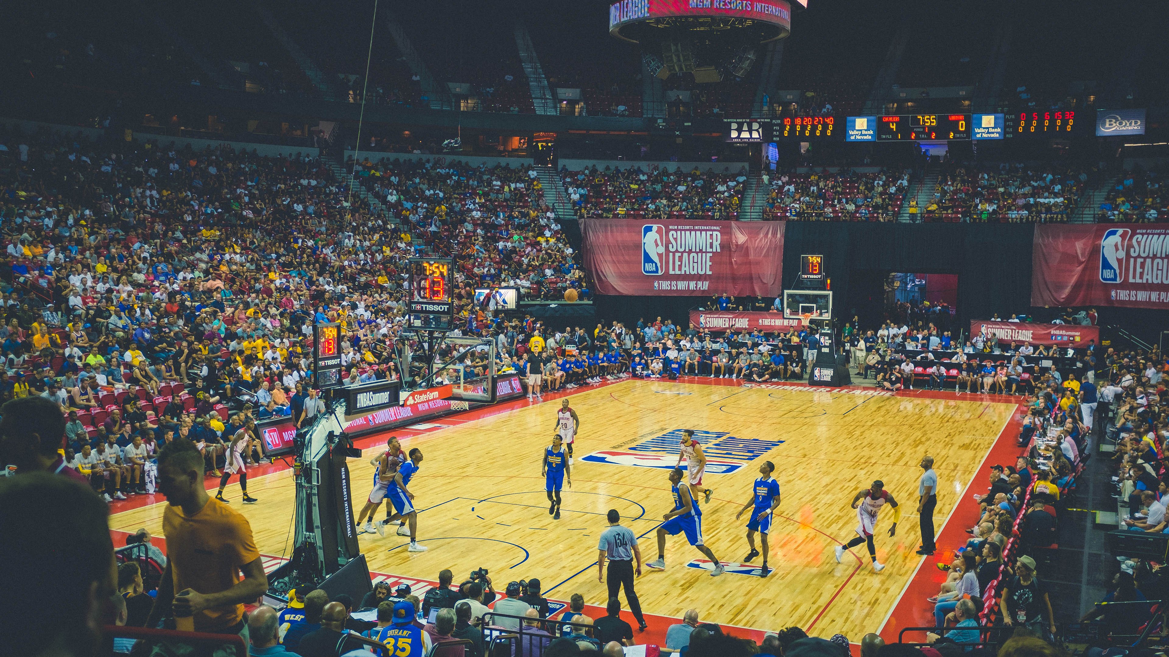 开云下载-F1新赛季揭幕战之夜，詹姆斯关键时刻站出来，当赛道轰鸣遇见球场绝杀