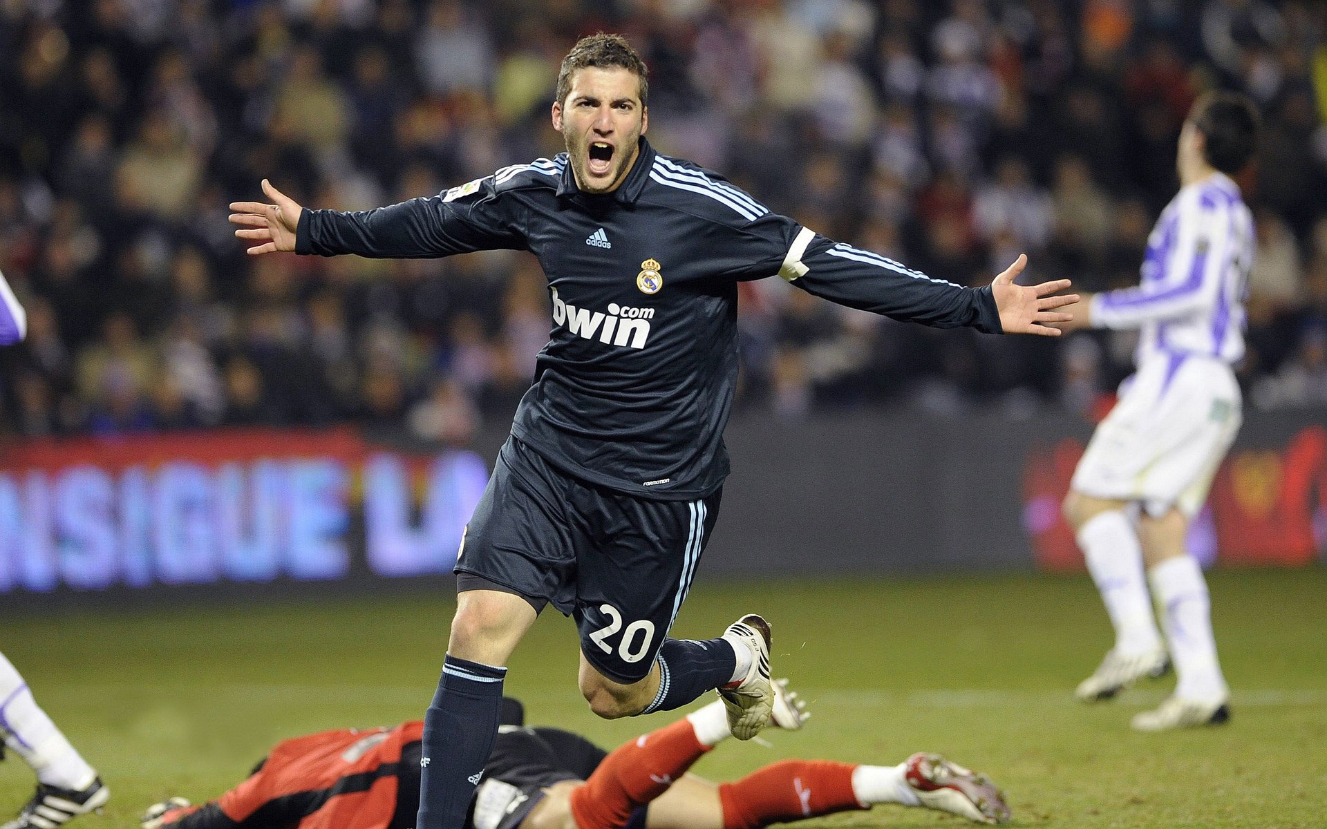 开云体育2026-当枪手遇见郁金香,莱万如何用三十分钟终结阿森纳的荷兰幻梦